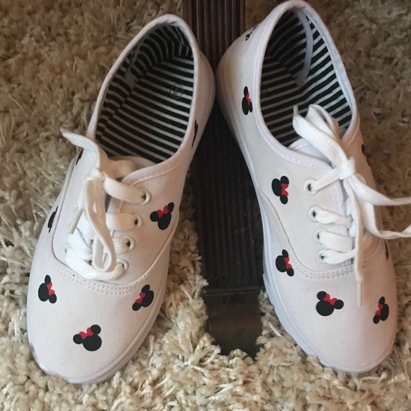 Minnie Mouse Shoes - Picture 2 of 5